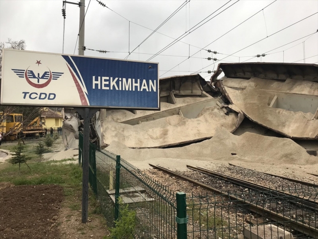 Malatya'da maden yüklü vagonlar, gardaki vagonlara çarptı